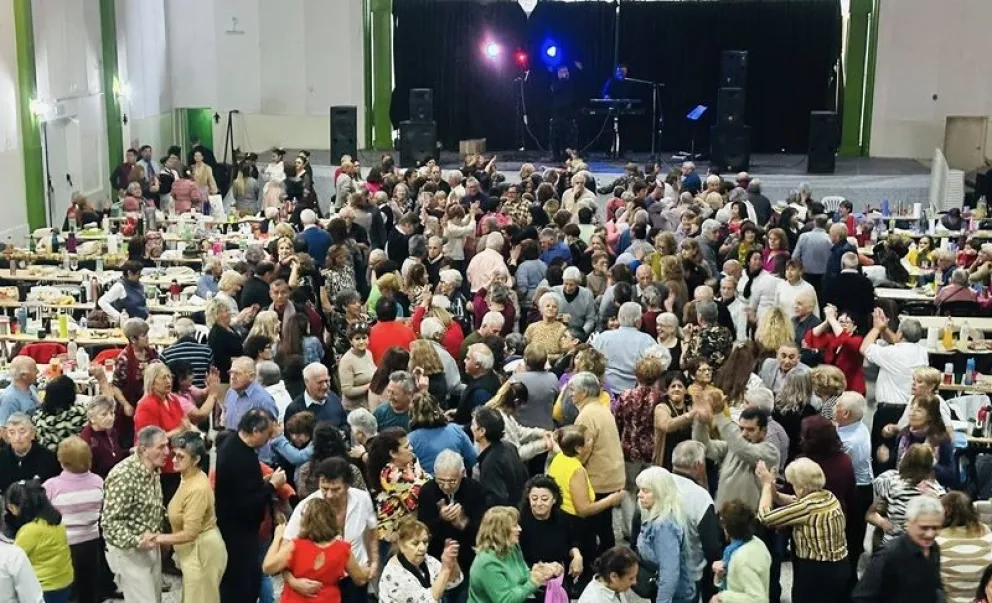 Personas mayores de Río Negro y de Neuquén se sumaron a la propuesta del "Abuelazo en Red" que se hizo en Huergo. Foto: gentileza