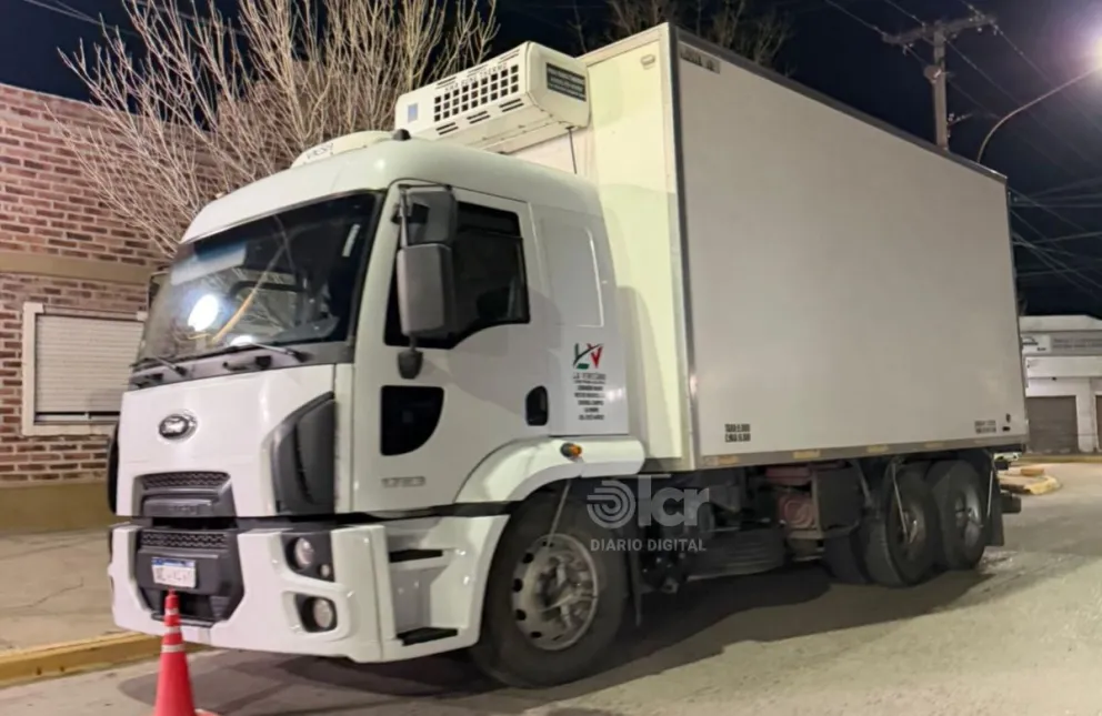 Hasta este mediodía el Ford Cargo permanecía frente a la Quinta mientras se aguardan los resultados de la autopsia. Foto gentileza.
