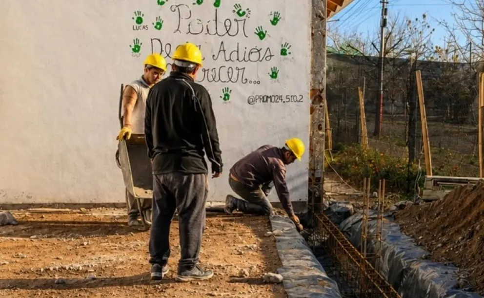 Esta semana comenzó la construcción de un aula laboratorio en la ESRN N° 75 de Chichinales. Foto: gentileza