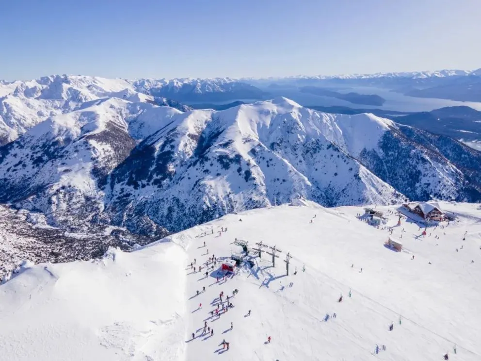 Con nuevas inversiones en infraestructura y tecnología, Cerro Catedral y Laderas Cerro Perito Moreno se preparan para recibir una nueva temporada de nieve.