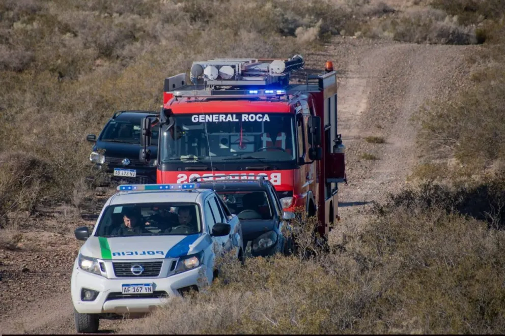 La aeronave descendió en un sector rural ubicado en las inmediaciones del aeropuerto de Roca luego de que el piloto detectara una falla en el motor. Foto: Bomberos Voluntarios Roca.