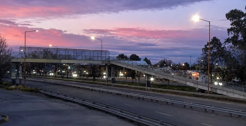 El cielo hoy se presenta cubierto parcialmente en un día frio en el inicio del invierno en la región. Foto: LCR