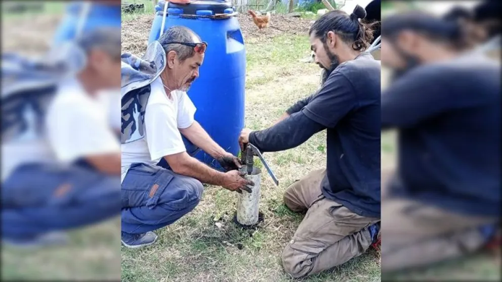 Los productores Alfredo Quiroga y Lucas Porro elaboran una briqueta ecológica con desechos de frutas de la región. Fotos: gentileza