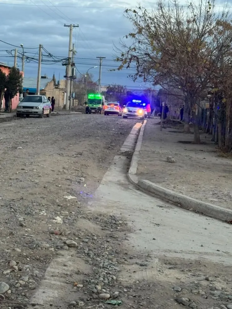 Vecinos alertaron sobre un amplio despliegue policial en el barrio Fiske Menuco la tarde de hoy, tras un hecho que es investigado y que, de manera preliminar, estaría vinculado a disparos de arma de fuego. Foto cortesía