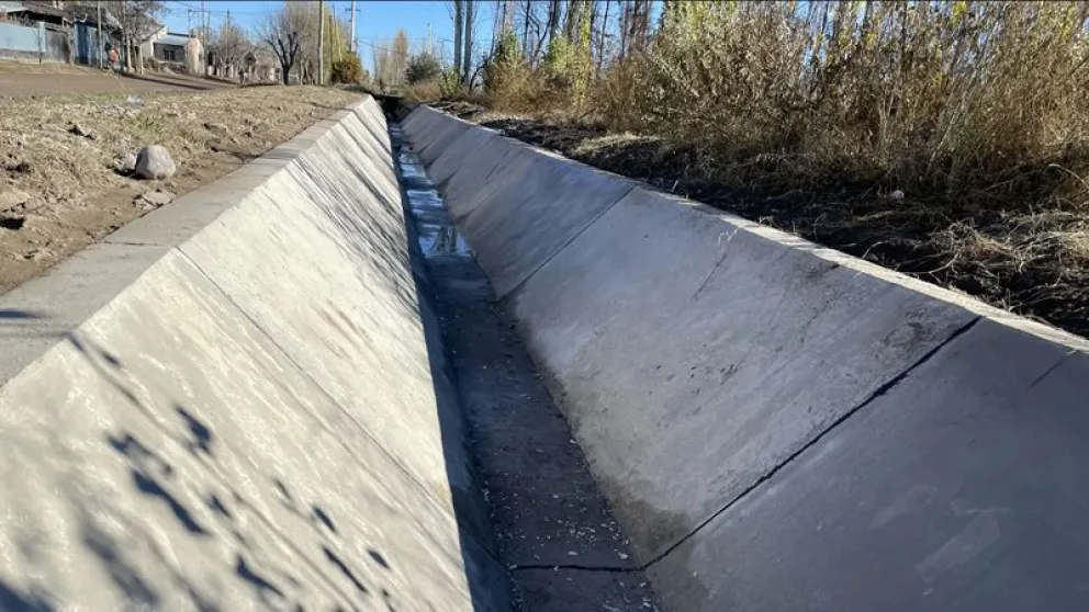 En el canal terciario se comenzó con trabajos de impermeabilización con la construcción de paños de hormigón. Foto: gentileza