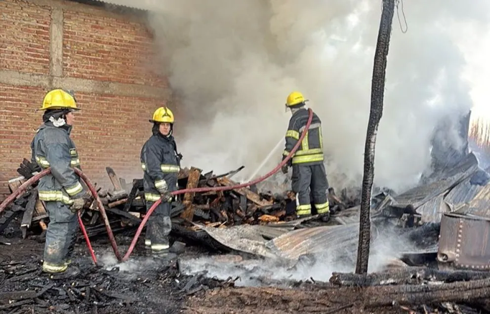 15 bomberos intervinieron en el incendio de una precaria vivienda, donde el ocupante sufrió quemaduras por la explosión de una garrafa. Foto: gentileza
