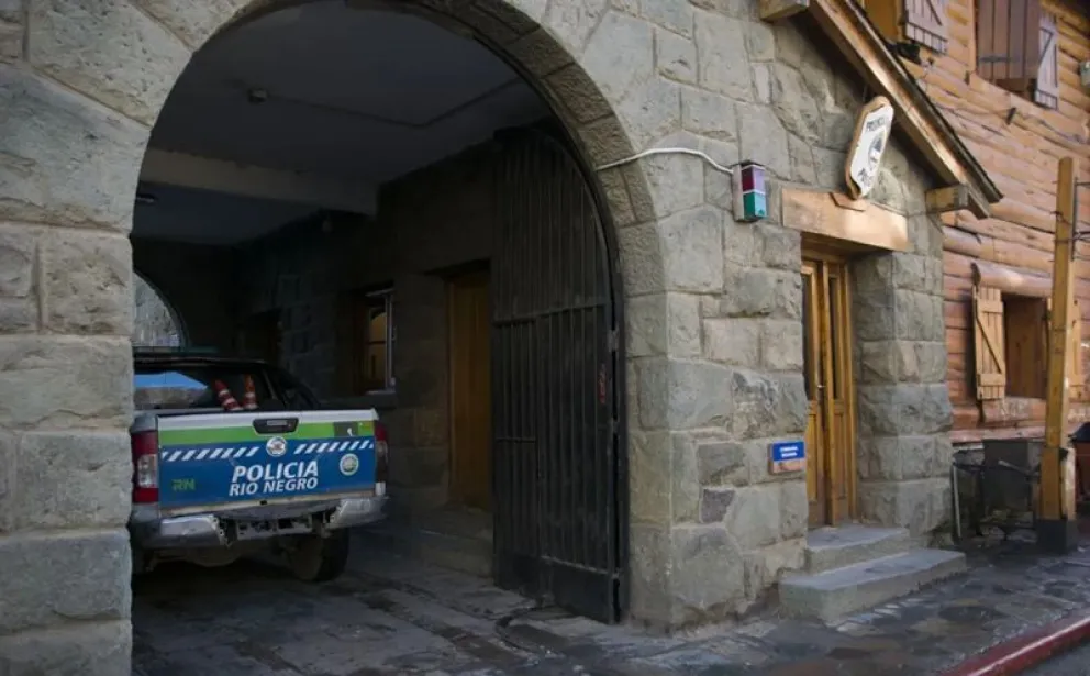 Personal de la Comisaría 2da de Bariloche ubicó al hombre de Regina y pudo contactarse con su familia. Foto: gentileza