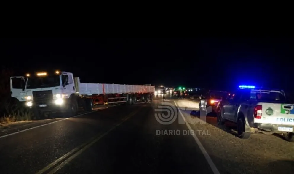 El lamentable siniestro ocurrió minutos después de las 22 en el Km. 1040 de la Ruta 22. Foto Radio Latina. 93.7.
