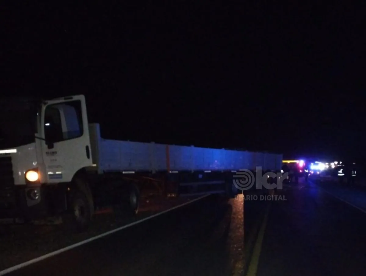 El semi del camión que intentaba retomar la circulación fue impactado por el auto. Foto Radio Latina 93.7.