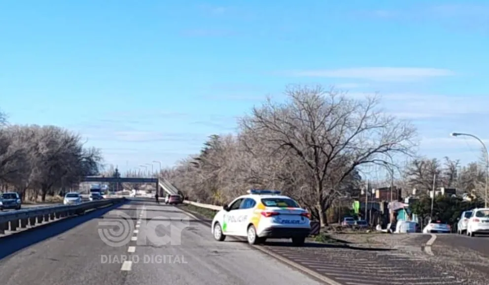 El bache se encuentra sobre el carril derecho de la margen sur de la ruta, frente al ingreso oeste a barrio Don Bosco. Foto gentileza.