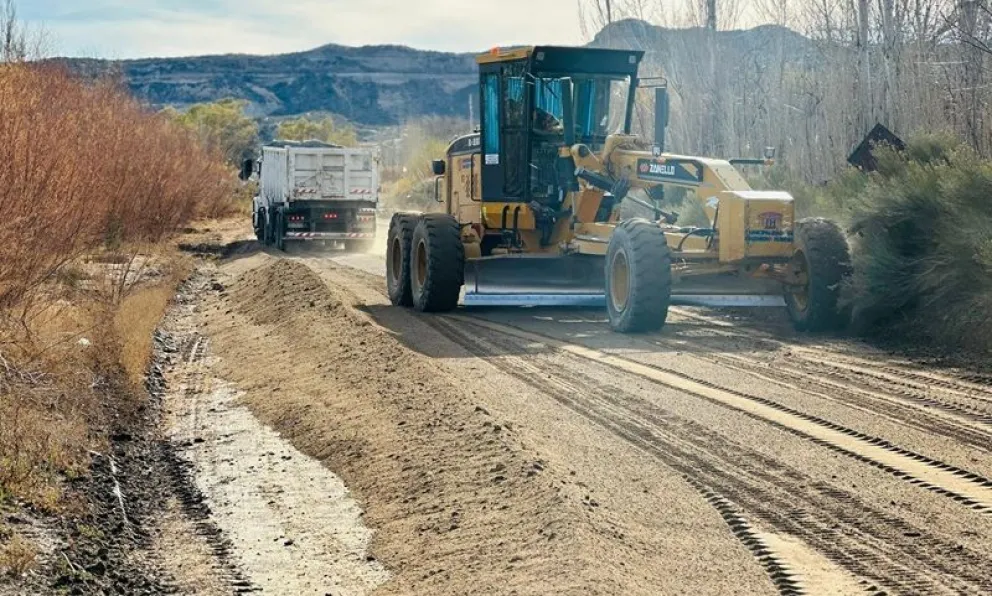 La reparación de caminos rurales se inició sobre la continuidad de la calle Bolivia hacia la zona del barrio Las Bardas. Foto: gentileza