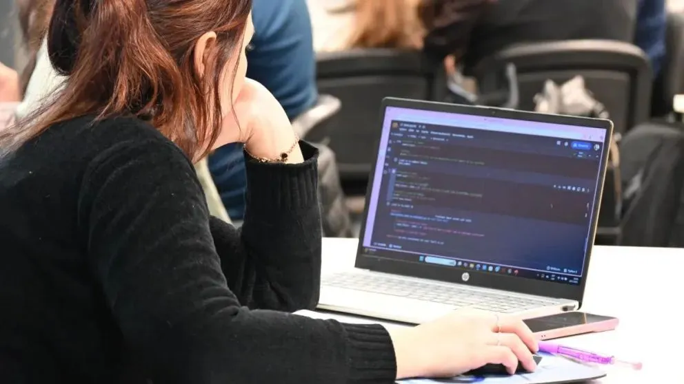 Pueden acceder jóvenes que tengan conocimientos y busquen fortalecer su formación.