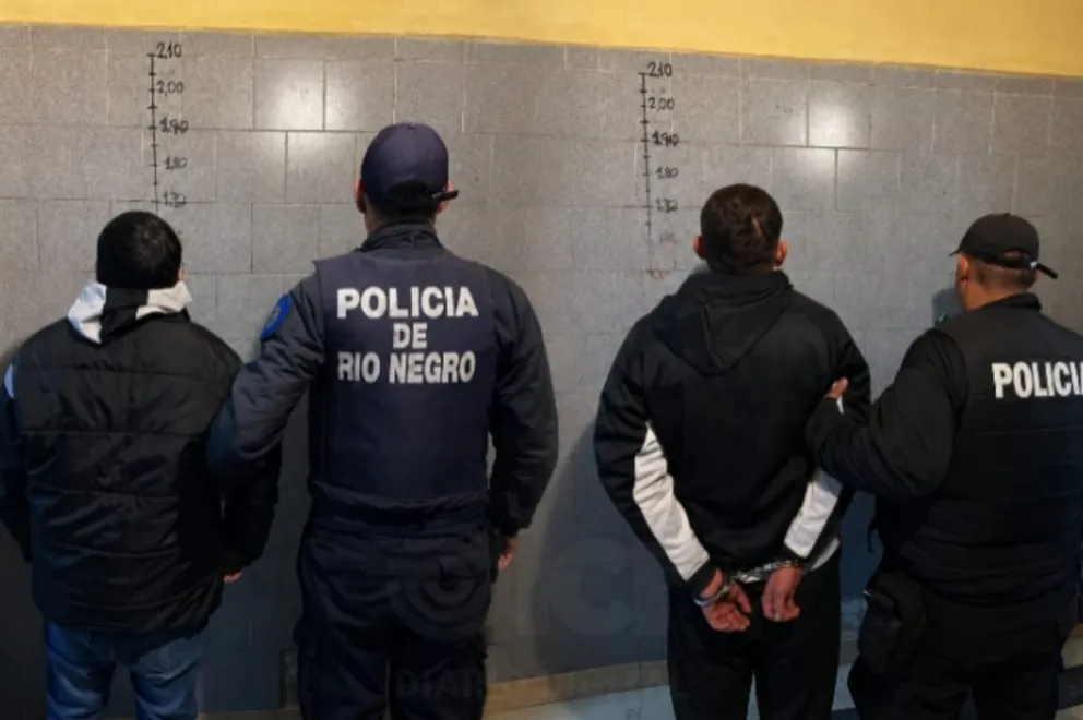 El de la izquierda fue capturado anoche en Juan XXIII y Tacuarí. En tanto, el de la derecha fue detenido el jueves en Antártida. Foto Policía RN.