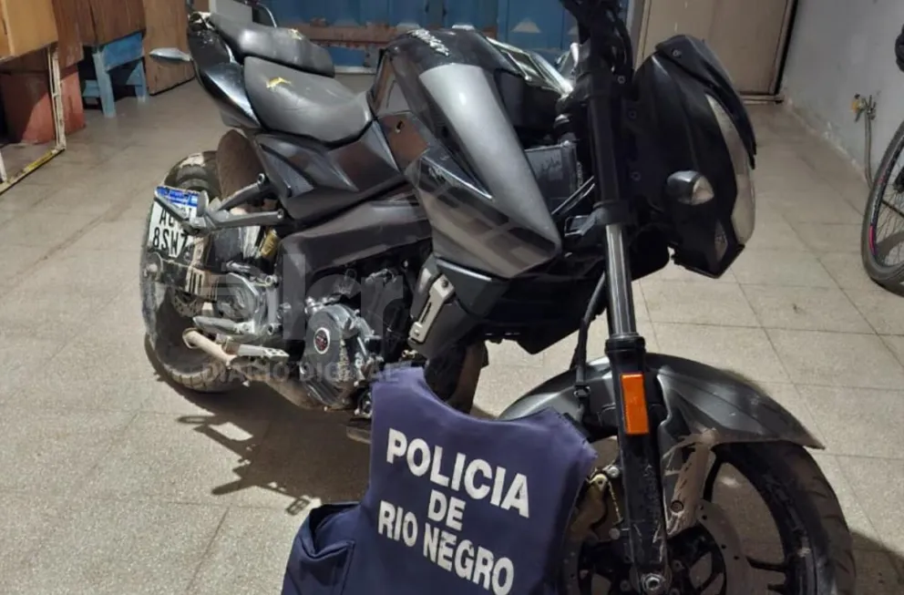 La Rouser de 200 cc  recuperada hoy a las 2,30 en el río de Huergo, fue robada el 30 de marzo en San Luis. Foto Policía RN.