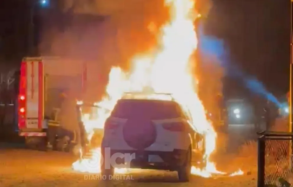El incendio de la Ford Ecosport se produjo alrededor de las 19,30 del sábado en calle Cerutti. Foto gentileza.