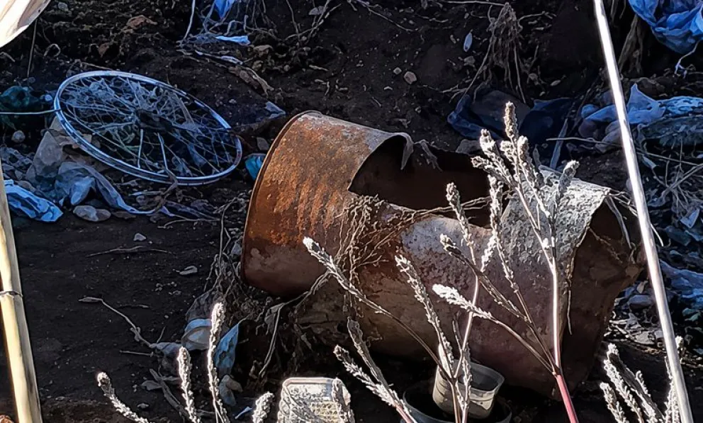 Dentro del canal de riego encontraron distintos residuos que fueron arrojados durante los últimos meses. Fotos: gentileza 