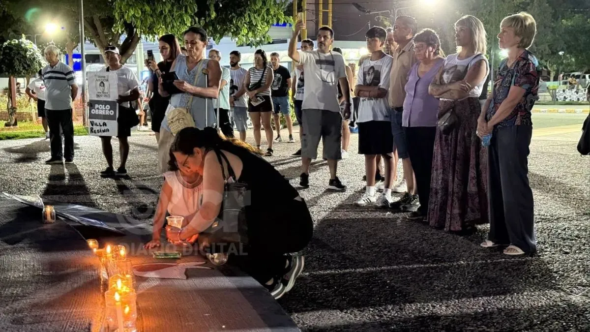 Para exigir justicia los familiares y amigos de Cerutti han marchado en distintas oportunidades y pegado afiches en la Comisaría. Foto Celeste Cerezuela.