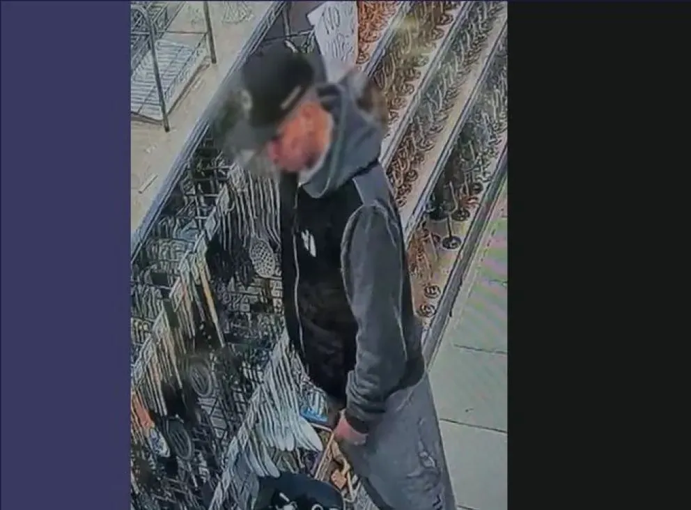 Las cámaras de seguridad del comercio registraron el episodio y las imágenes ya fueron entregadas a la Policía en el marco de la investigación. Foto: captura video ANRoca