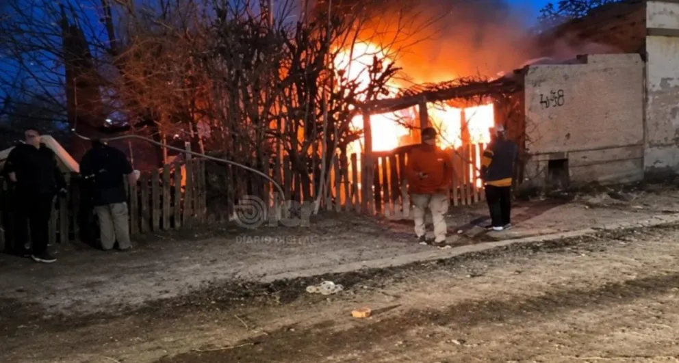 En la nota, información de bomberos  y de vecinos que presenciaron el incendio. Video y fotos: gentileza lectores de LCR