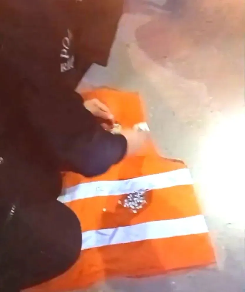 La droga y el dinero fueron secuestrados durante el operativo en el que dos hombres quedaron detenidos. Foto: Policía de Río Negro.