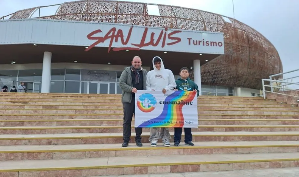 Benjamín Jara y Aarón Soto junto al docente Andrés Chavarri representaron a la ESRN N° 145 de Regina en Encuentro Nacional de Cooperativas Escolares. Fotos: gentileza