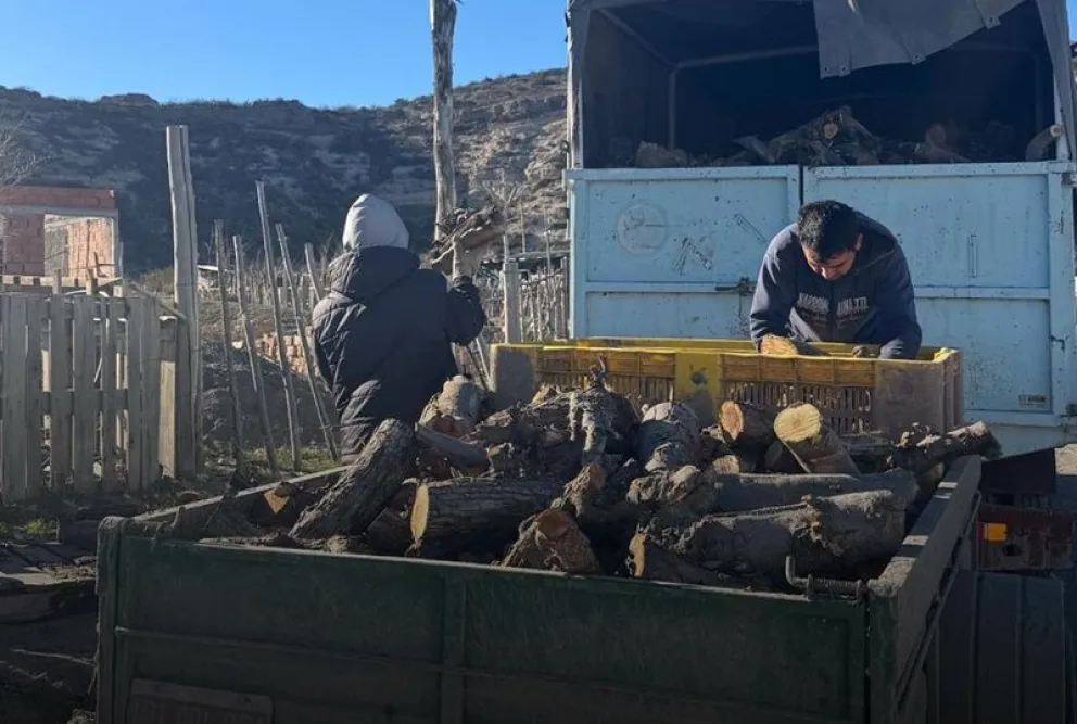 Con la distribución que se hizo esta semana se alcanzó los 135.000 kilos de leña a familias vulnerables. Fotos: gentileza