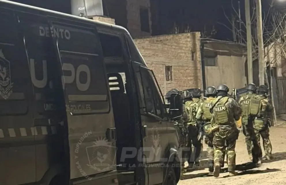 Un escuadrón de la división de operaciones especiales (UESPO) realizó el allanamiento en el barrio Hipódromo de Neuquén. Foto: Policía de Neuquén.
