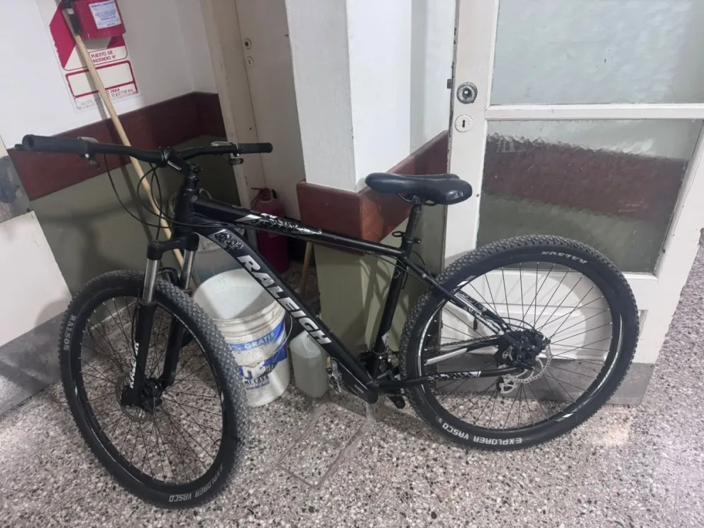 La bici marca Raleigh, modelo M2.0, de color negro y rodado 29 fue entregada el domingo.  Foto gentileza.