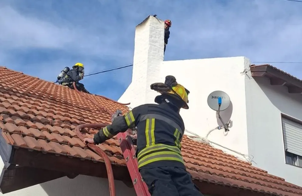 Bomberos trabajó con dos móviles y 10 voluntarios para controlar el fuego en una casa del barrio Los Cerezos. Foto: gentileza