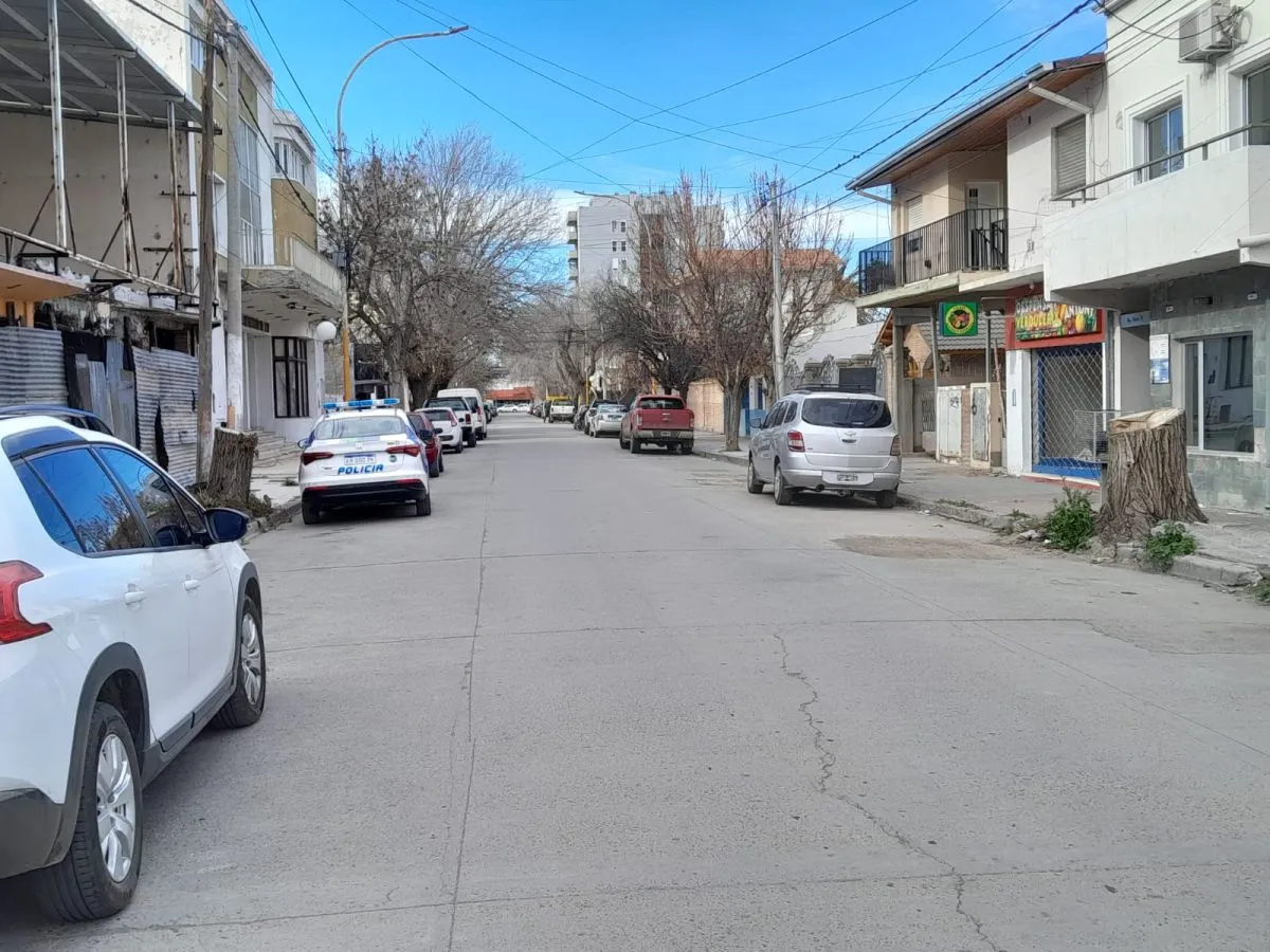 El ladrón ingresó tras romper un vidrio y sorprendió a la mujer de 72 años mientras dormía. Foto Cristian Córdoba.
