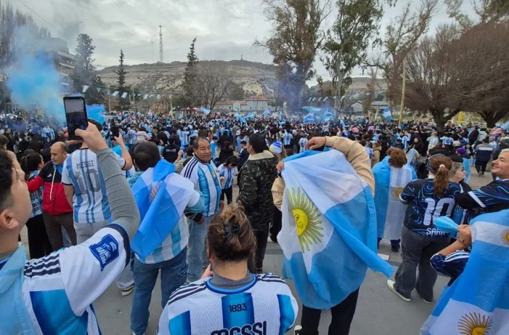 La Plaza de los Próceres fue el punto de concentración para festejar y desahogar tras los más de 90 minutos del partido frente a Egipto. Fotos: LCR
