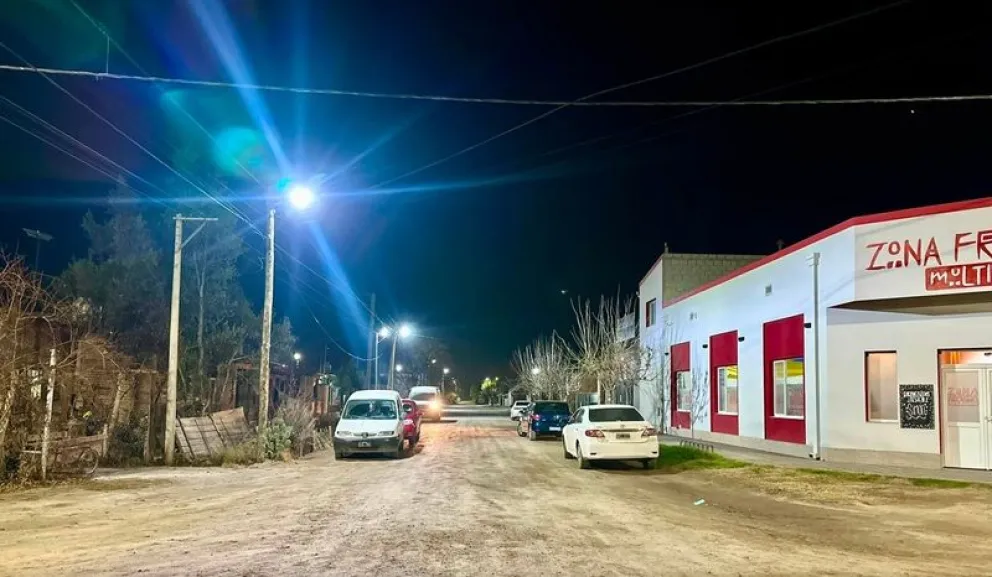 Otra calle de Huergo cuenta con un renovado sistema de alumbrado público con lámparas de tecnología LED. Foto: gentileza
