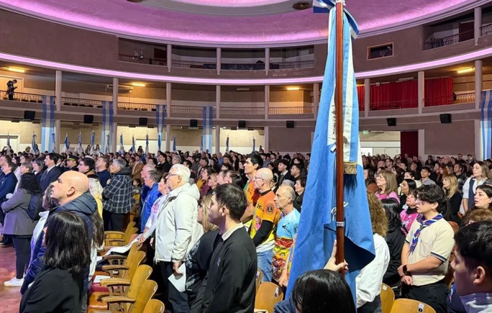 Representantes de más de 20 instituciones de Regina entonaron los himnos acompañando a la Banda Municipal de Música Romandino Grossi. Foto: Celeste Cerezuela