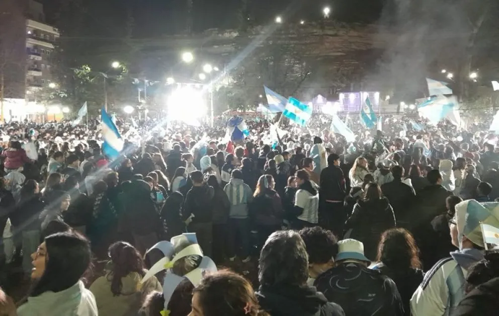 La Plaza de los Próceres nuevamente fue el punto de encuentro para celebrar el pase de la Argentina a semis del Mundial de Fútbol 2026. Fotos: LCR.