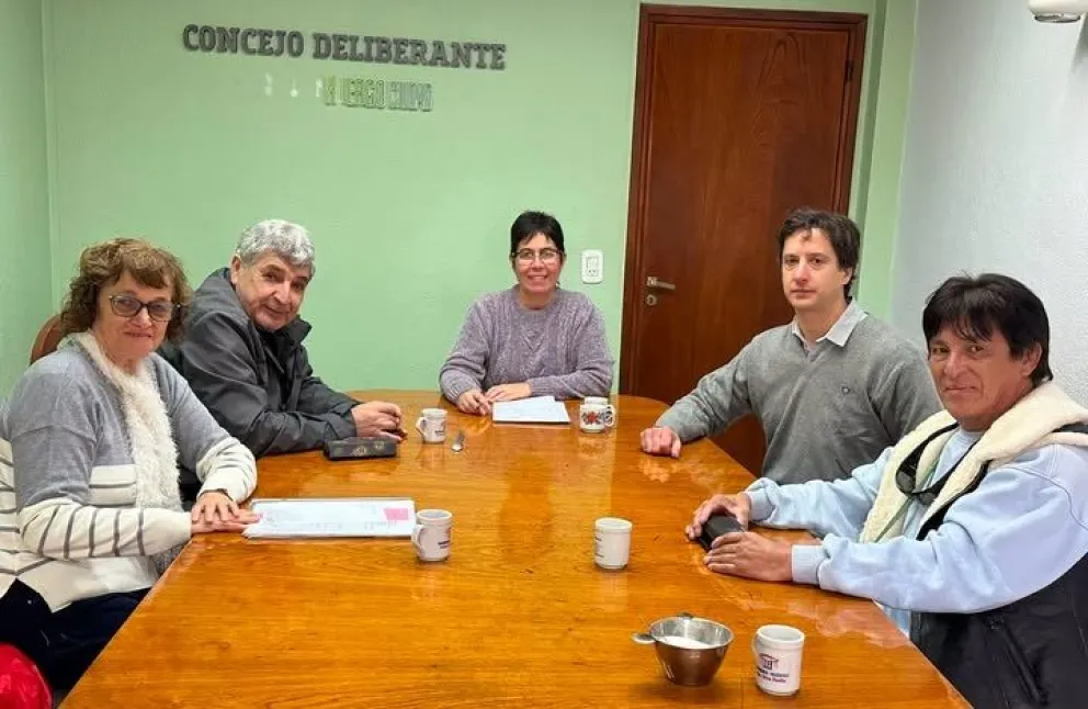 En el encuentro se acordó avanzar en la regularización para que la mutual pueda escriturar el terreno donde está su sede en Huergo. Foto: gentileza
