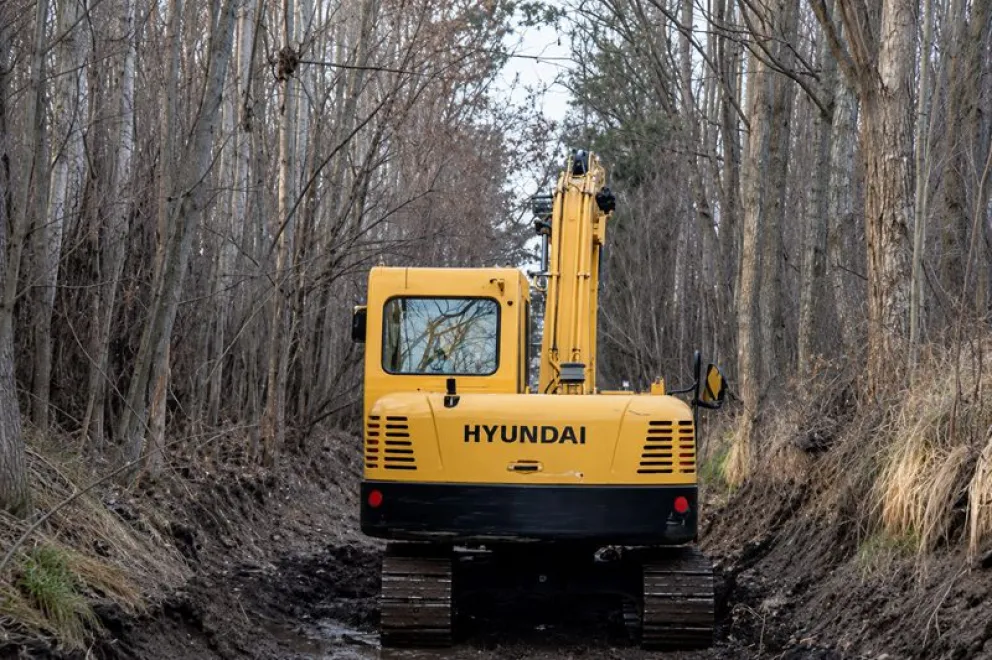 El Consorcio de Riego de Regina continúa con los trabajos de limpieza y mantenimiento de canales para garantizar el riego la próxima temporada. Foto: gentileza