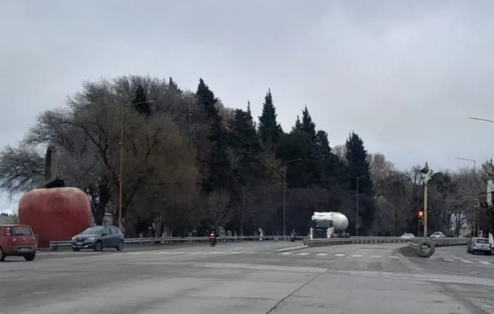 Por el impacto la columna del semáforo giró sobre su hecho y el sistema de señalización superior apunta en forma paralela a la Ruta 22. Foto Cristian Córdoba. 
