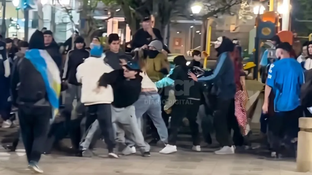 Se registraron peleas en simultáneo en el centro de la ciudad. Foto captura de video: gentileza
