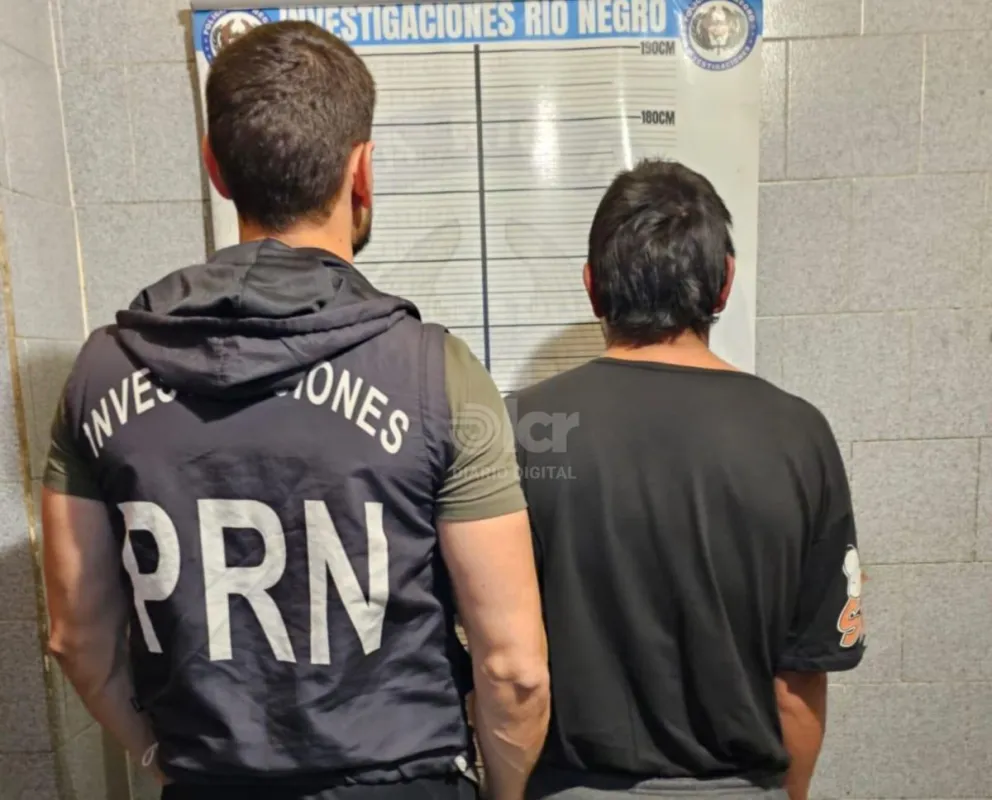 Una comisión policial trasladará durante la jornada de hoy al detenido de 40 años a Rosario para que cumpla una pena. Foto Policía RN. 