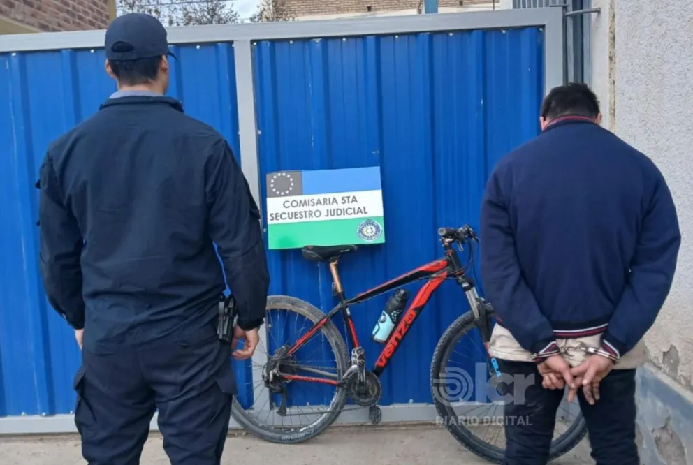 El sujeto de 26 años fue visto con la bicicleta sobre los techos en la zona céntrica. Foto Policía RN.