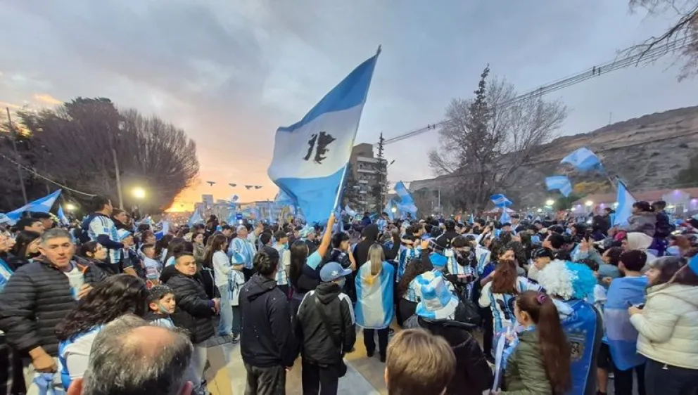 La Plaza de los Próceres volvió a reunir a los reginense para festejar el triunfo frente a Inglaterra y el pase a la final. Fotos: LCR