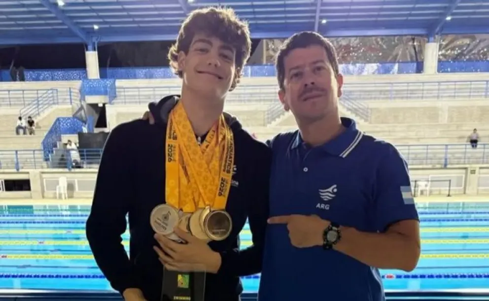 El joven nadador reginense se consagró obteniendo siete medallas de oro y tres de plata en el Panamericano de Natación en Colombia. Fotos: gentileza
