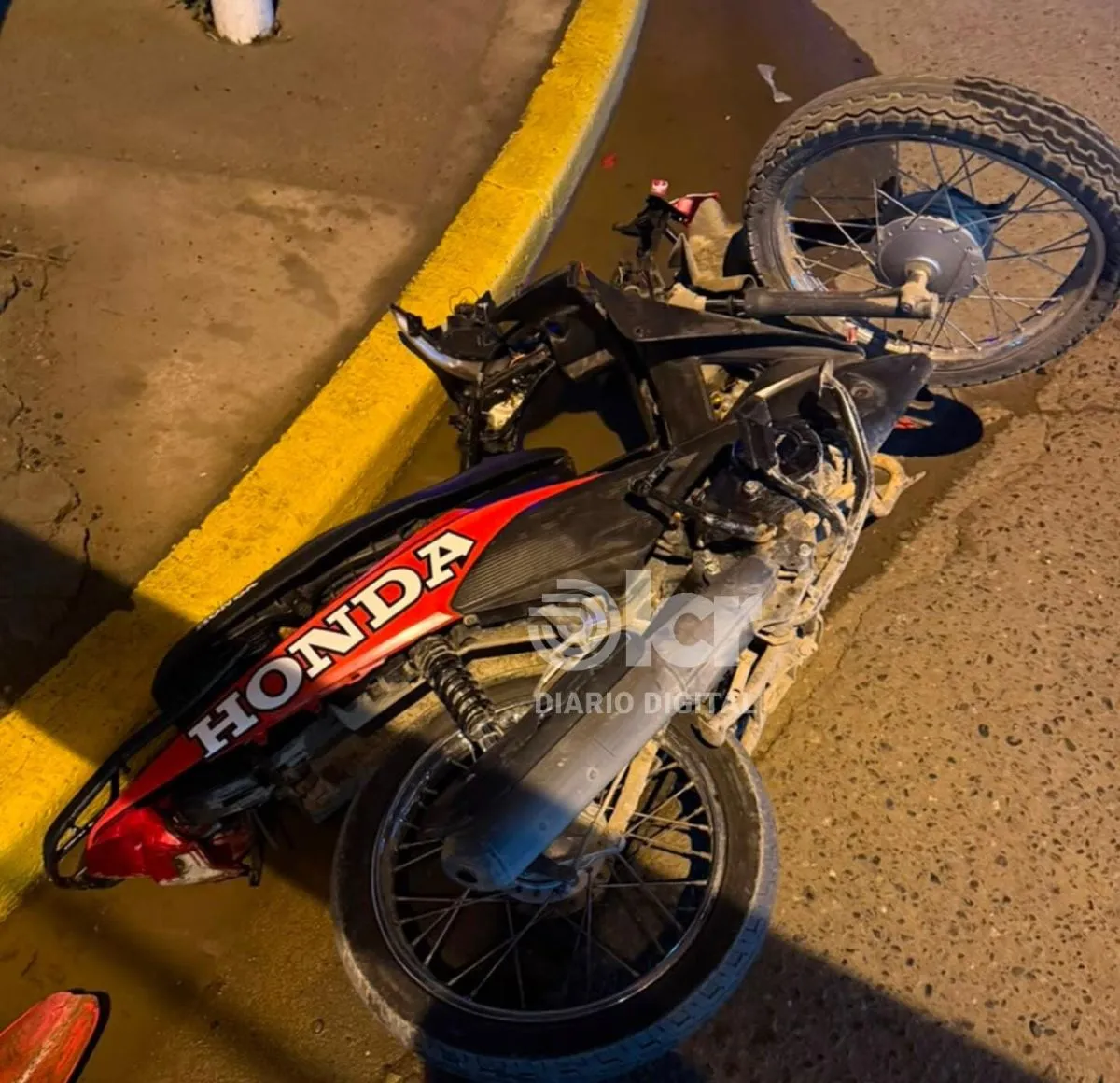 En la moto iban dos menores de 16. La conductora sufrió graves lesiones. Foto gentileza.