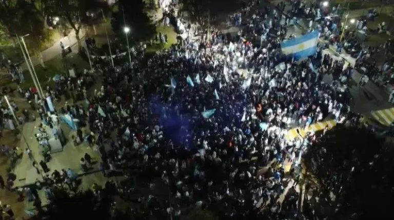 Una de las medidas fue que el acceso a las plazas céntricas fuese peatonal. Foto gentileza.