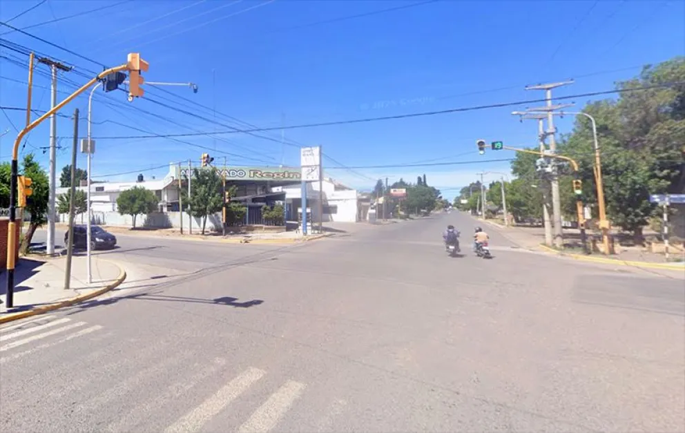 El choque ocurrió en la esquina de Cipolletti y Pioneros, donde hay un semáforo y una cámara de monitoreo. Foto: archivo