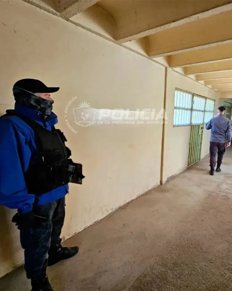 Los allanamientos del 2025 incluyeron procedimientos dentro del Penal 2 de Roca, donde los investigadores ubicaron el origen de las maniobras virtuales. Foto: Policía del Neuquén