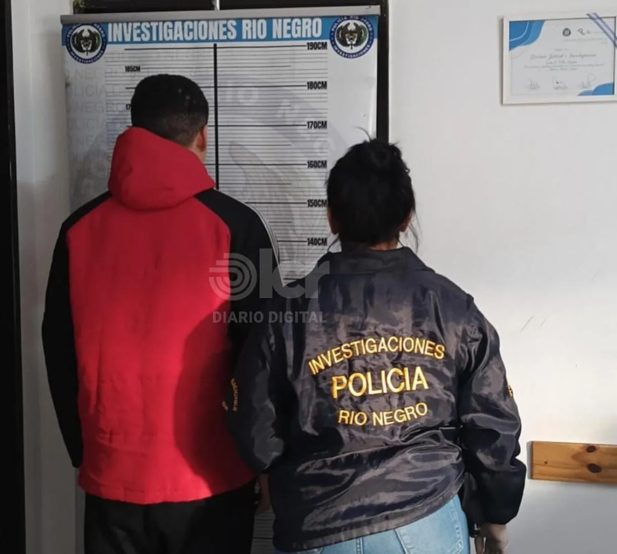 El joven fue llevado por personal de la BI a la Unidad para ser notificado. Foto Policía RN.