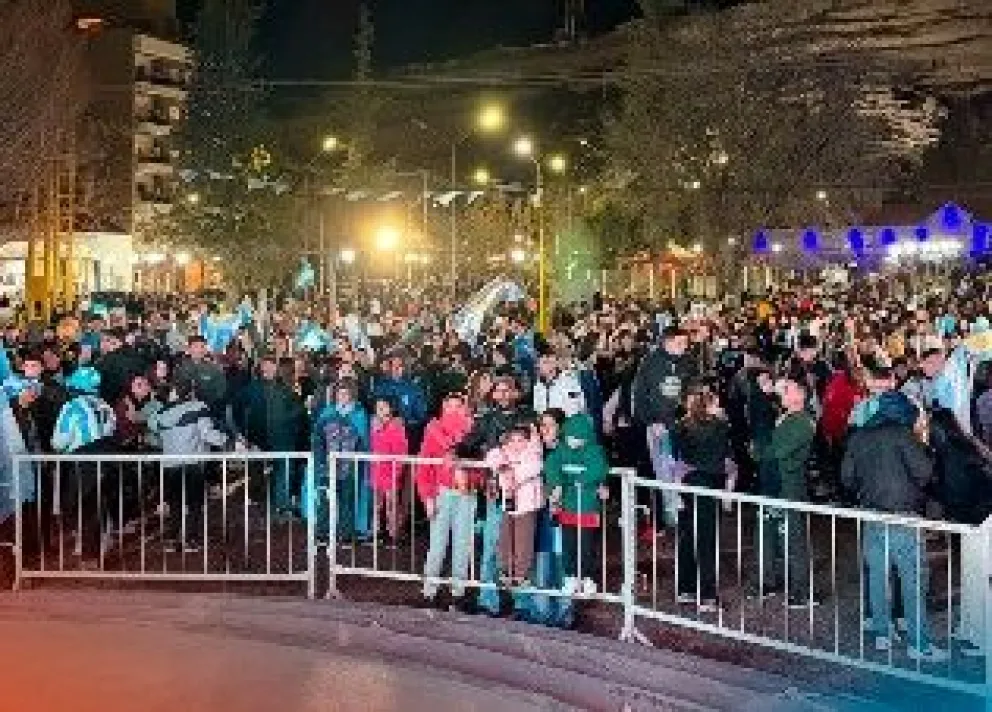 Las personas que se acercaron a plaza de los Próceres agradecieron el desempeño de la Scaloneta durante el Mundial. Fotos Municipio VR. 