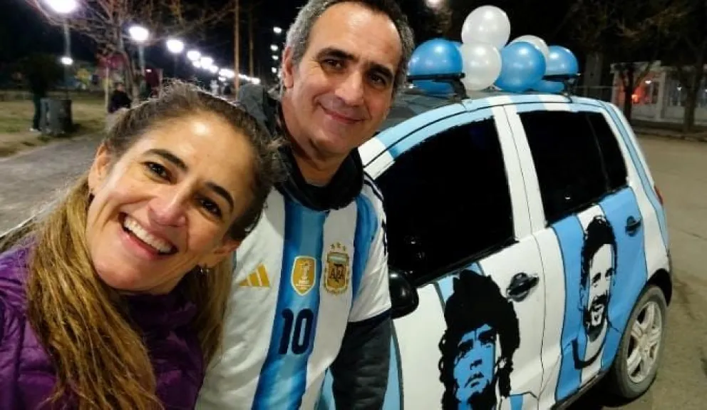 Christian y Magui, los encargados de intervenir el Fox con los colores y las figuras de la Selección Argentina. Foto gentileza.
