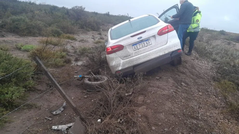 Un Ford Focus terminó en la banquina sur en el Km. 1099. Fotos gentileza.